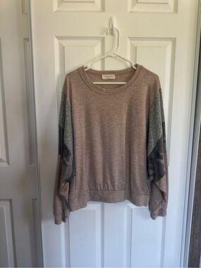 Saints & Hearts Taupe Mixed-Sleeve Pullover Top